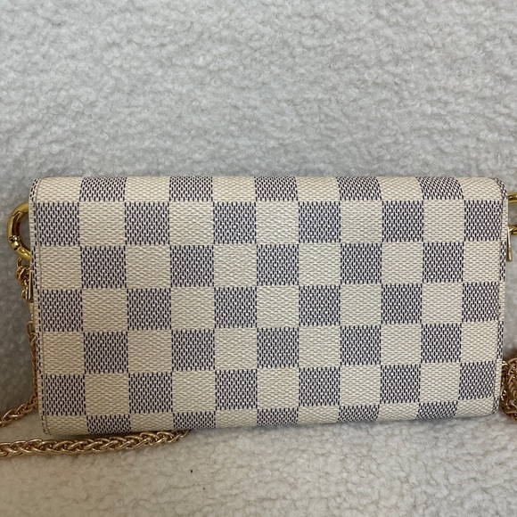 Authentic lv wallet on chain - Picture 2 of 9